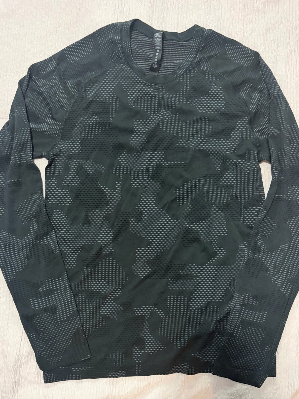 lululemon athletica Men's Dark Gray Black Camo Long-Sleeve Top